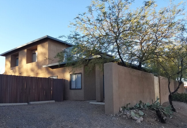 1387 E Edison St Unidad 2 8 Bed 7 bath