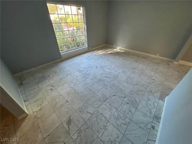 Photo - 596 Tam O Shanter