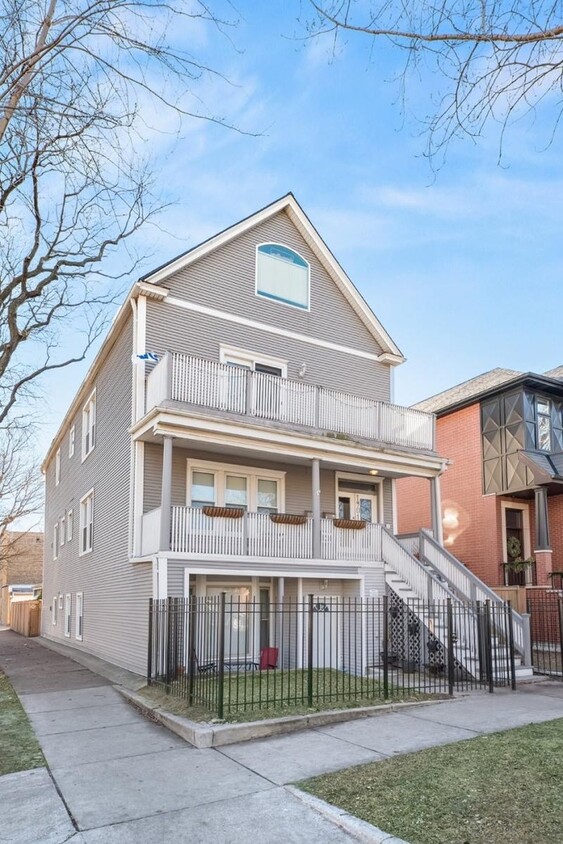 Photo - 1901 W Fletcher St (Chicago, IL)
