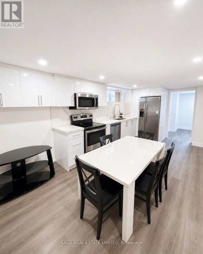 Photo - 230 Lawrence Ave W