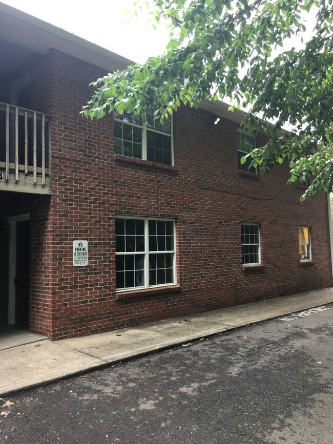 Building Photo - "Charming 2-Bedroom Gem in Clarksville – Cozy 965 Sq Ft Retreat!" 3854D Northeast Dr. Clarksville...