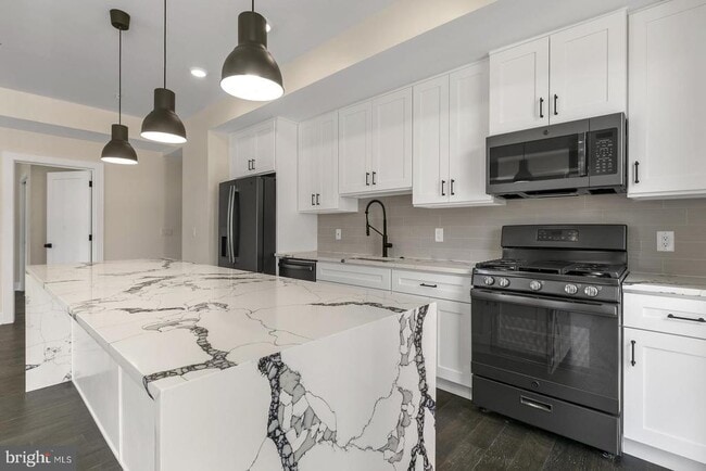 Building Photo - 1868 Frankford Ave Unit 301