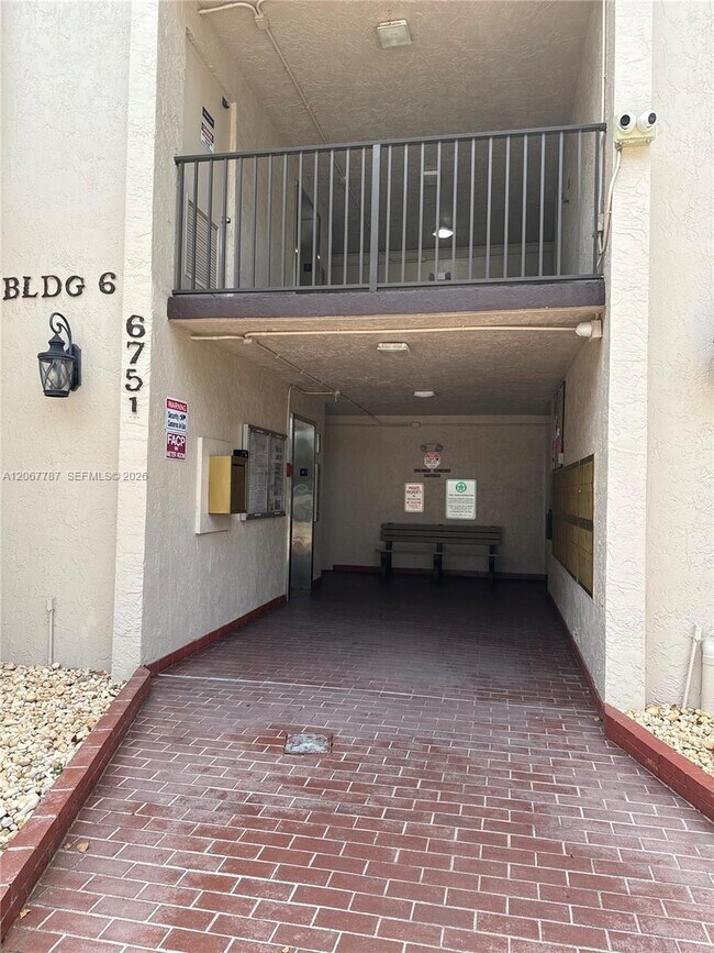 Photo - 6751 N University Dr Unidad 216