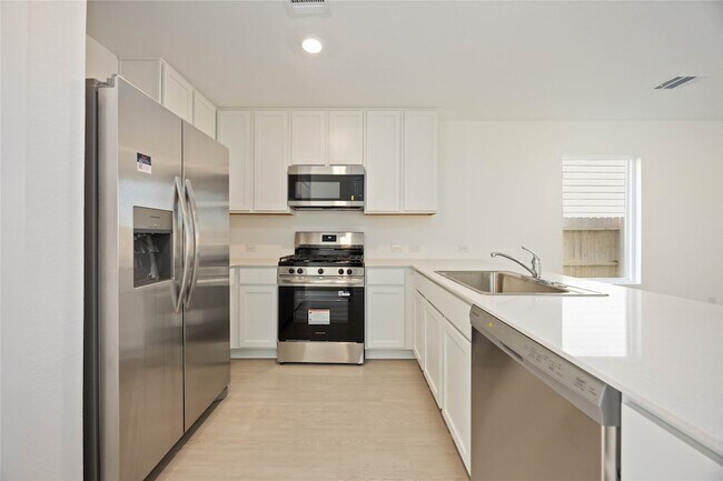 Photo - 905 Pertuso Ln