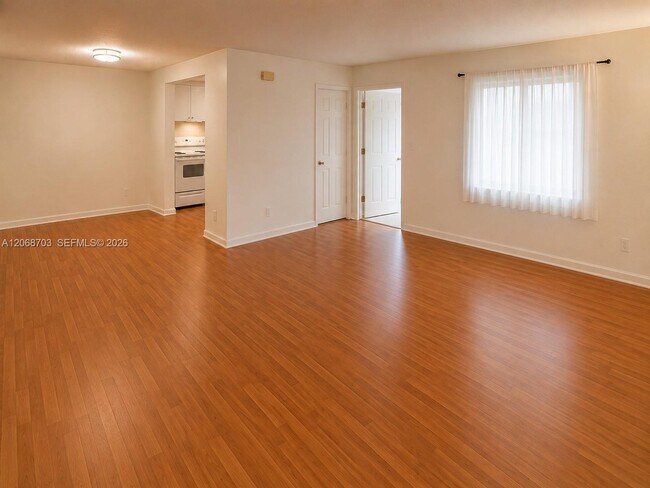 Photo - 7910 Taft St Unidad 208