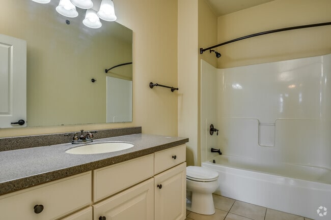 2BR, 2BA - 944SF - Bath