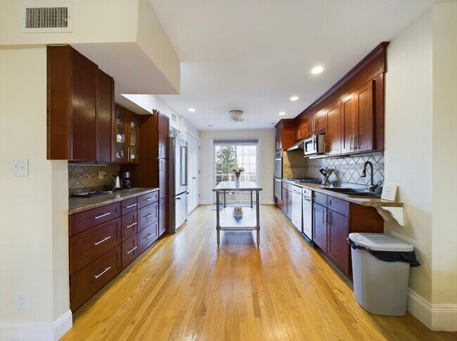 Building Photo - 773 E 6th St Unit 2l Rental