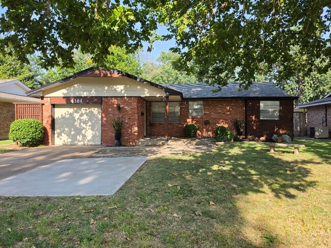 3 Bedroom 1 1/2 Bath, Move-in Ready! - 4104 Kim Dr