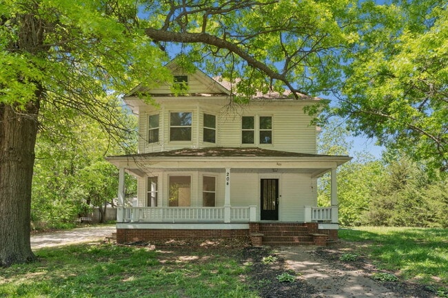 Building Photo - Welcome home to this stunning, light-filled rental that truly has it all! Featuring huge living s...
