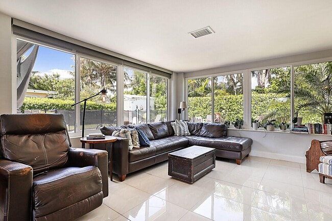 Photo - 441 NE 24th St