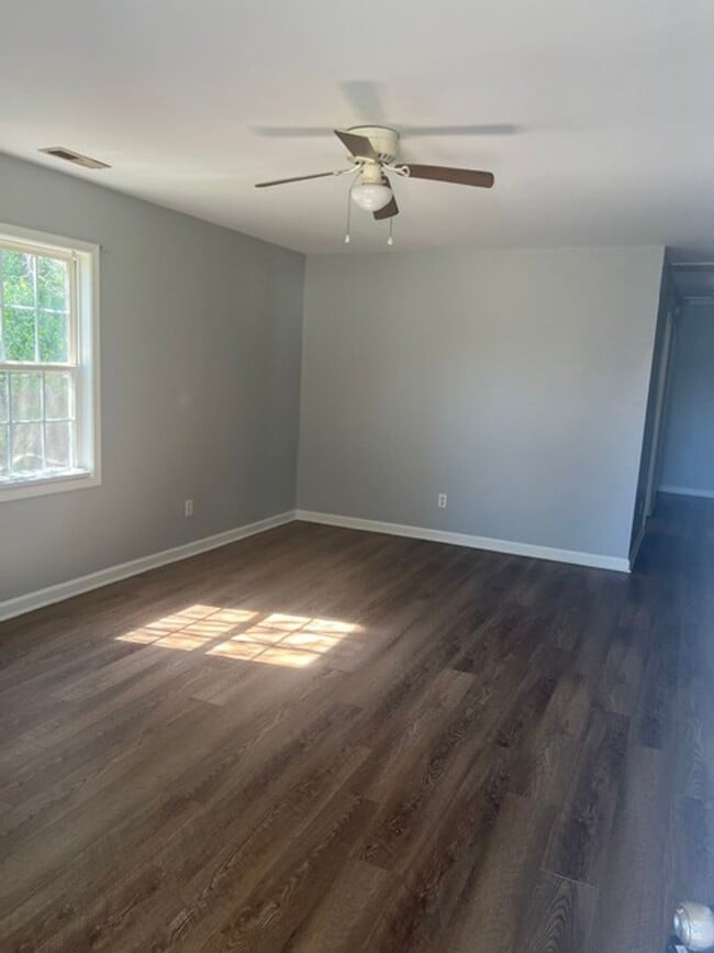 Photo - Cute Bungalow Convenient to Shopping & Restaurants!