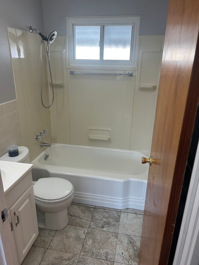 Photo - 1900 W Clark St