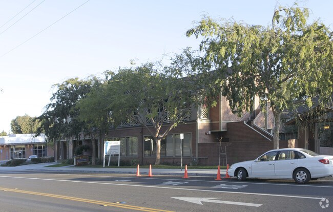 Loyola Plaza - Loyola Plaza Apartments