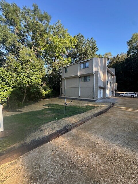 Building Photo - "Charming 2-Bed Townhome (multiplex buildi...