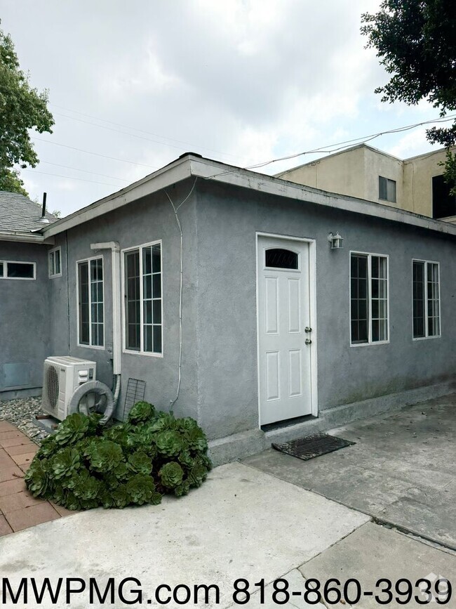 Building Photo - 5918 Cedros Ave Unit Back House