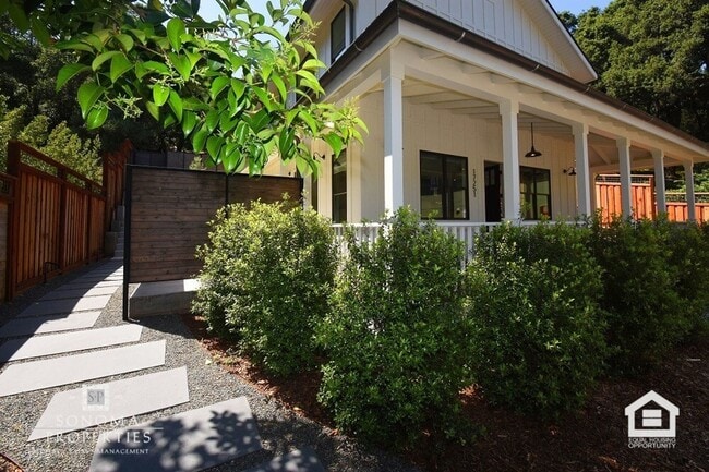 Building Photo - 3bd/2ba Retreat in the Heart of Sonoma Wine County - Modern Top Floor Duplex