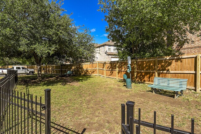 Los bebés peludos siempre son bienvenidos en nuestro parque para perros - Stoneleigh Apartments