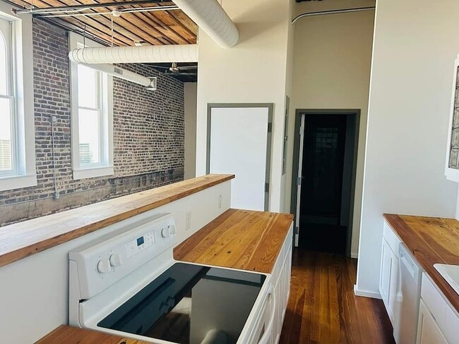 Building Photo - 201 E Chambers St Unit 204 Rental