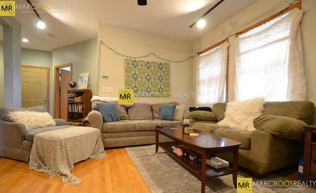 Photo - 77 Easton St