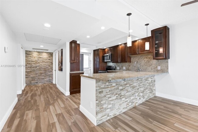 Building Photo - 3050 N Palm Aire Dr Unit 501
