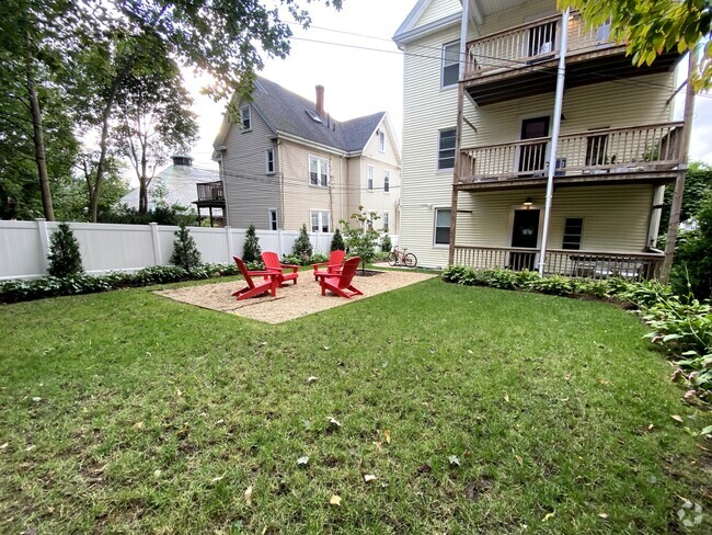 Building Photo - 9 Wenham St Unit 1 Rental