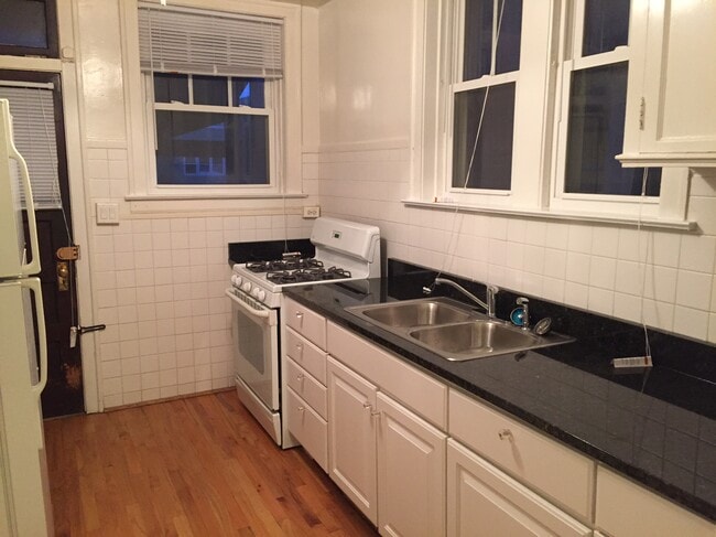 Kitchen - 4844 Elm St Unit 1