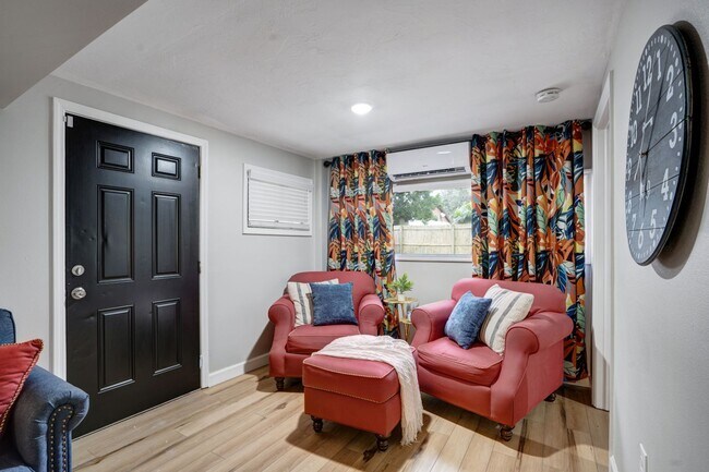 Photo - 4705 Hollingsworth Ave Unidad Lower B 3 bed 2 bath pool