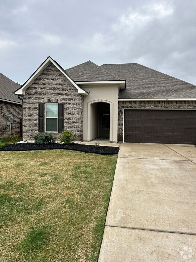Building Photo - Gorgeous 4 Year Old Home