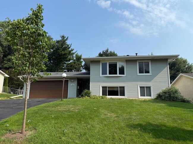 Modern 4 bed 2 Bath Split Level Single Fam... - Modern 4 bed 2 Bath Split Level Single Fam... Casa