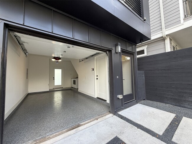 Photo - 1015 E 27th St