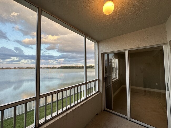 Photo - 2811 N Oakland Forest Dr Unidad 205