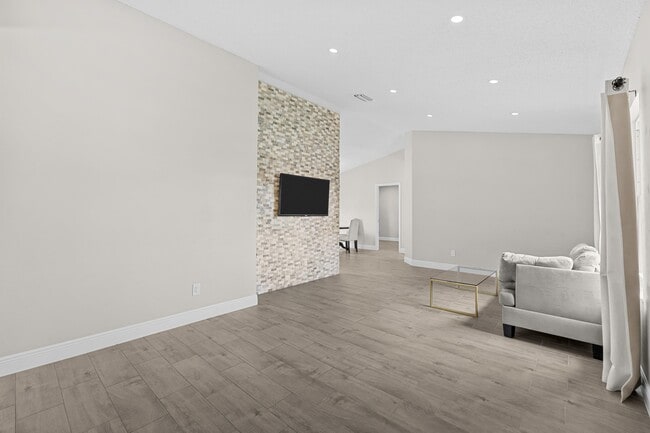 Photo - 265 SW Dalton Cir