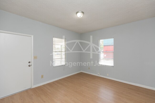 Photo - 622 E 63rd St