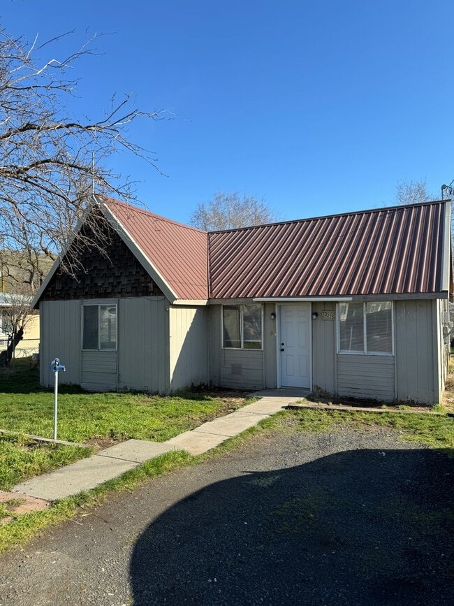 Enjoy living outside of town! - Enjoy living outside of town! House