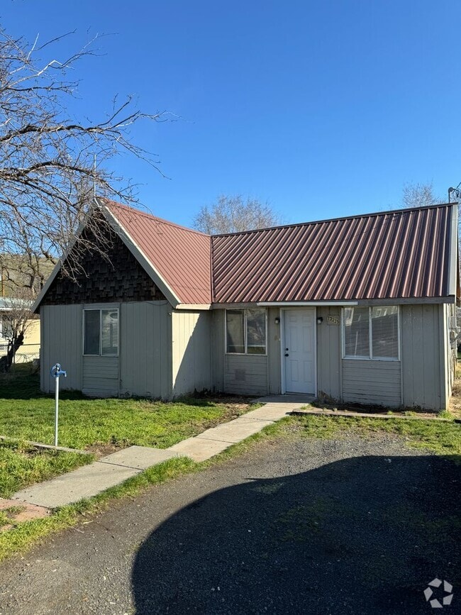 Building Photo - Enjoy living outside of town! Rental