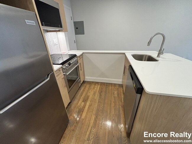 Building Photo - 529 Beacon St Unit 21