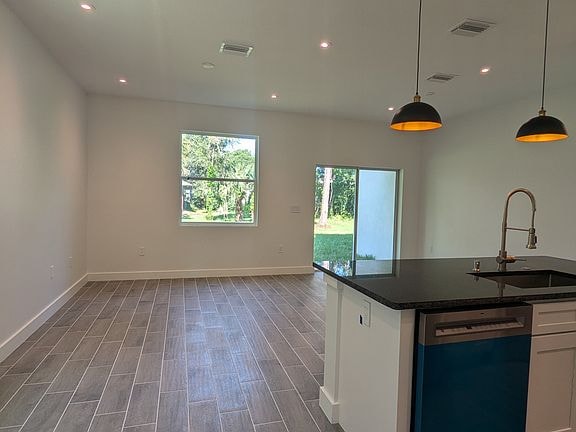 Photo - 654 Main St Unidad 100