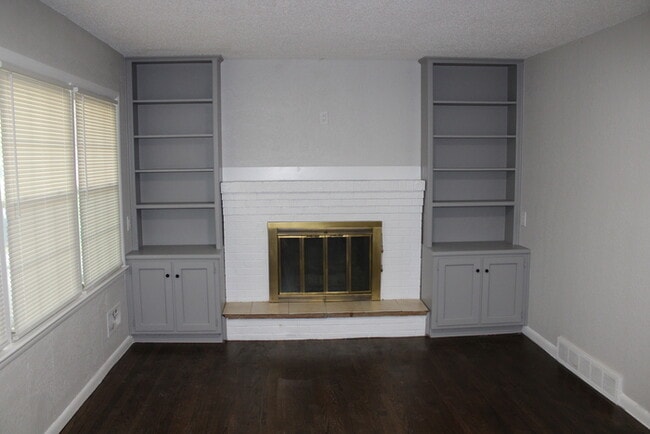 Photo - Spacious 5 Bedroom and 2 full bath home in...