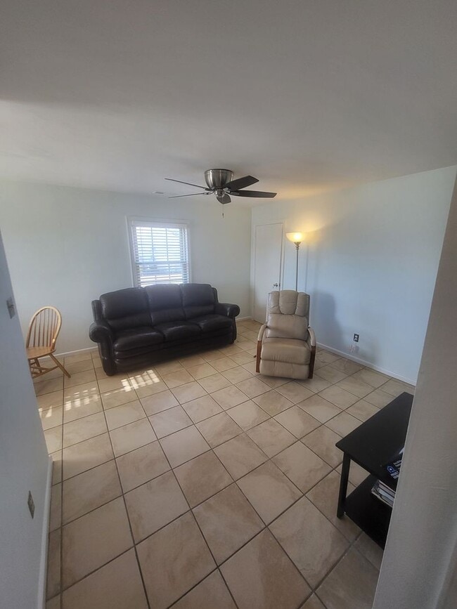 Photo - SHORE ACRES CONDO: Long-term or Short-term rental Unidad 200