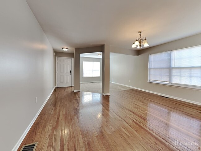 Photo - 211 Millstream Ridge