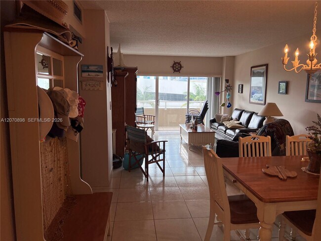 Building Photo - 1965 S Ocean Dr Unit 2D