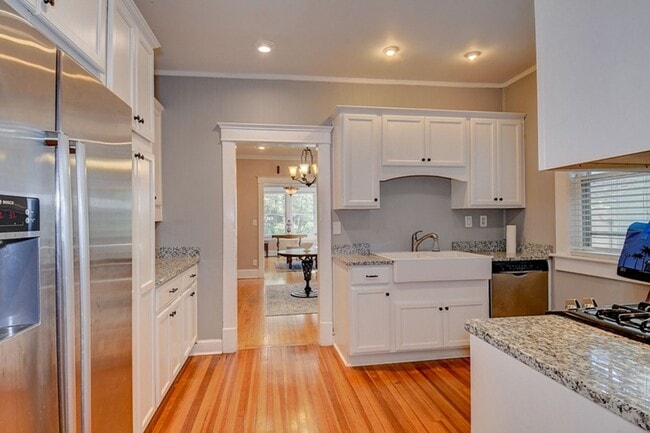 Building Photo - Beautiful Older home renovated for todays ...