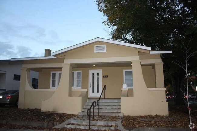 Building Photo - Midtown Spacious 3 bedroom, 2 bath home