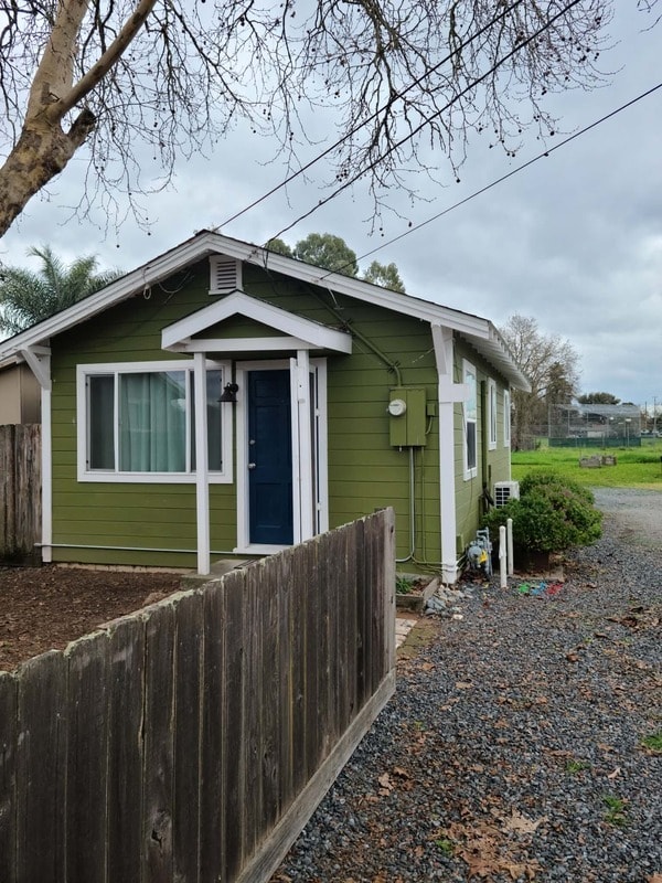 Photo - 1660 Jennings Ave