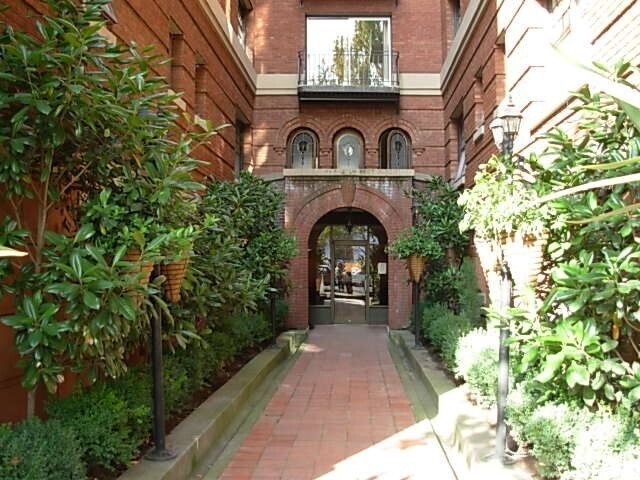 Rarely Available 3rd floor Condo in Classi... - Rarely Available 3rd floor Condo in Classi... Unit 308