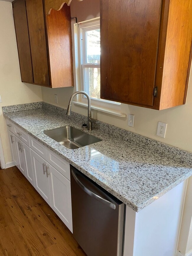 Photo - Gorgeous 3 Bedroom 2 Bathroom Single-Family! Freshly Remodeled!