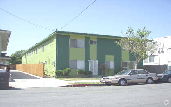 Building Photo - 2828 E 6th St Rental