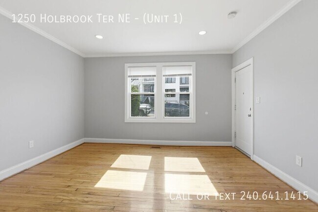 Building Photo - 1250 Holbrook Terrace NE Unit ( 1)