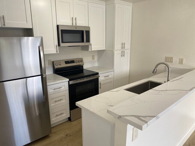 2BR/2BA Upstairs Condo with Two-Car Garage - 2BR/2BA Upstairs Condo with Two-Car Garage Unit 702