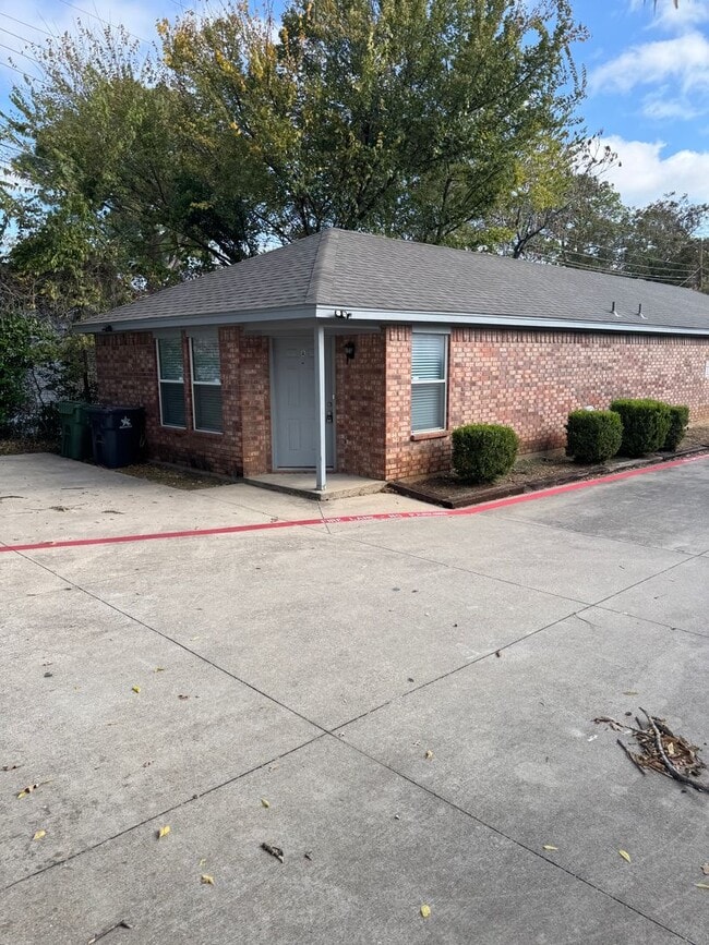 Building Photo - 521 Oakwood Ln Unit 521 A Oakwood